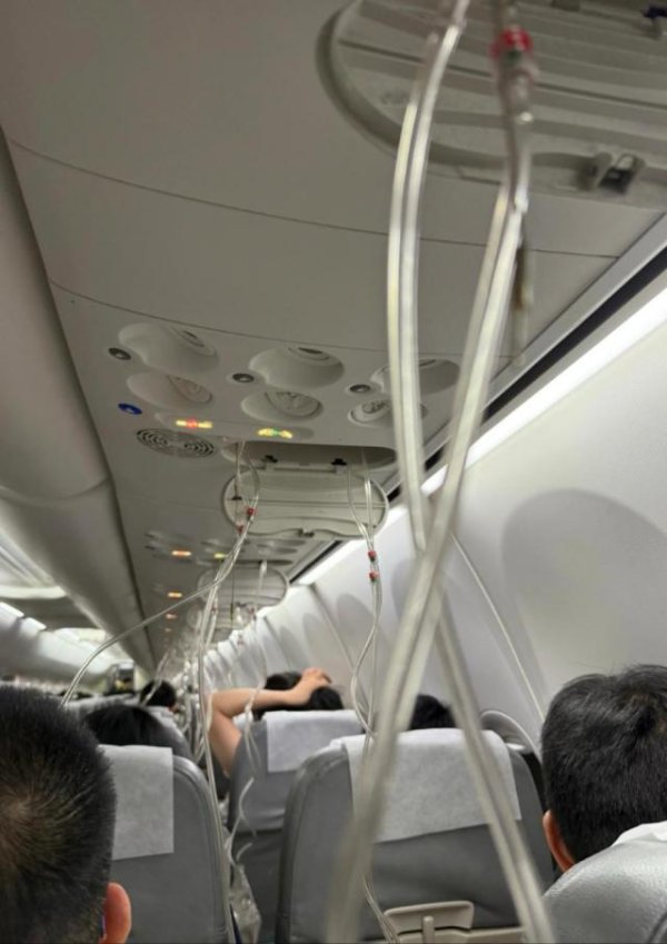 券商配资官网 上海飞东京航班疑从万米极速降落至三千米，亲历者称“氧气面罩突然掉落”，多方回应